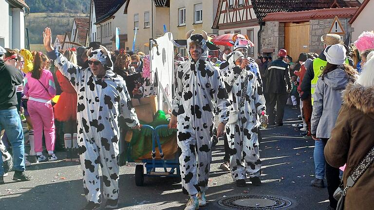 Leere Euter       -  Der Film- und Fotoclub Westheim setzt mit satirischen Plakaten ein Zeichen – „Vom Staat gemolken, die Euter sind leer.“