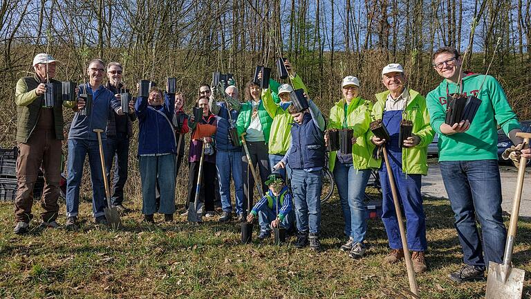 Gemeinsame Pflanzaktion von Bund Naturschutz (Kreisgruppe Würzburg), 'Menschen für Menschen' und Spendern zum Abschluss der Aktion 'Würzburg pflanzt x 10'. Zwischen die bereits gepflanzten 5000 Setzlinge wurden noch rund 250 besonders wertvolle Bäume gesetzt.