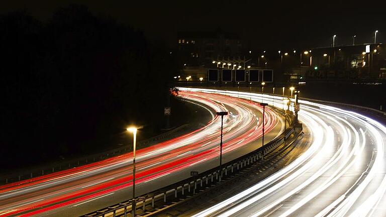 524943303       -  Freeway at night