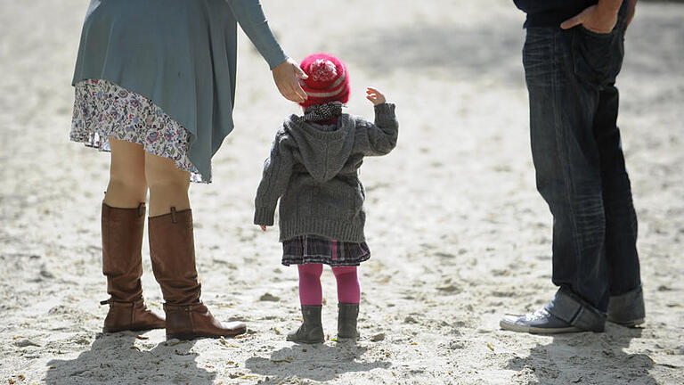 Betreuungsgeld       -  ARCHIV - Die 18 Monate alte Elisa mit ihren Eltern, aufgenommen am 16.04.2011 auf einem Spielplatz in München (Bayern). Am 01.06.2016 beschäftigt sich der bayerische Landtag mit dem Bertreuungsgeld. Foto: Andreas Gebert/dpa +++(c) dpa - Bildfunk+++