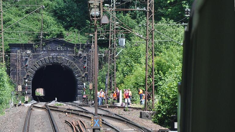 Letzter Tag des Schiebelokbetriebes auf der Spessartrampe zwischen Lufach und Heigenbrücken am 14. Juni 2017.  Vor dem Westportal des Schwarzkopftunnels.  Zahlreiche Eisenbahnfreunde stehen in den letzten Tagen des Betriebs der Spessartrampe mit Fotoapparaten an der Strecke.