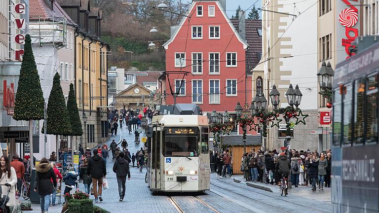 An zwei Adventssamstagen des Vorjahres fuhren die Straßenbahn in der Stadt kostenlos. Das habe weder wirtschaftlich noch ökologisch messbare positive Effekte gehabt, sagten Stadt und Einzelhandelsverband.