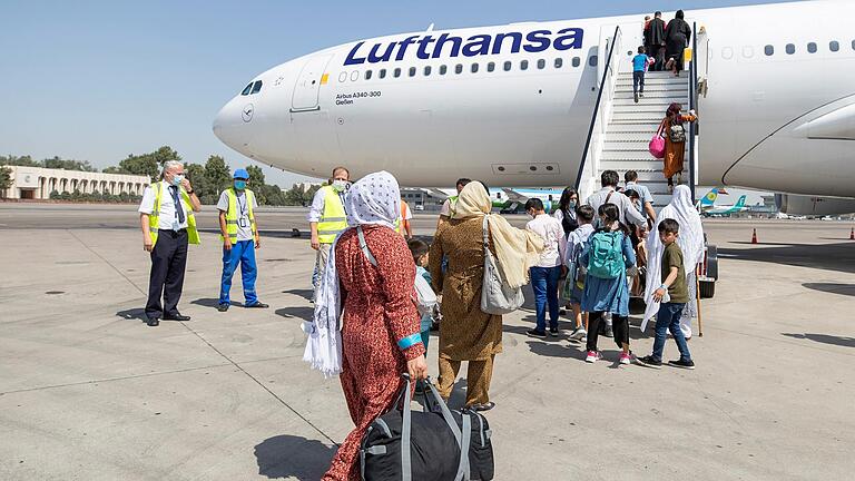 Zwischenstopp Usbekistan: Aus Kabul evakuierte Menschen gehen in Taschkent nach ihrer Registrierung durch die deutsche Botschaft zu einem Lufthansa-Flugzeug, das sie nach Deutschland bringt.&nbsp;