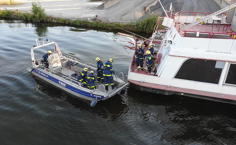 Die Feuerwehren arbeiteten bei der Schiffsbrandübung mit THW und Wasserwacht zusammen.