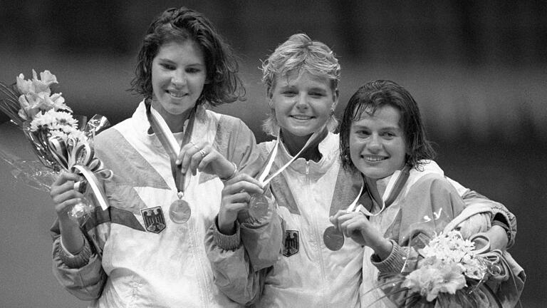 Stolz zeigen sich nach ihrem Dreifacherfolg bei den Olympischen Spielen von Seoul im September 1988 im Florett die Tauberbischofsheimer Fechterinnen Sabine Bau (Silber, links), Anja Fichtel (Gold) und Zita Funkenhauser (Bronze).