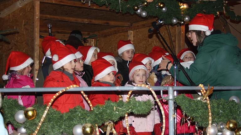 20 Jahre gibt es ihn schon, den Adventsmarkt in Garstadt. 2012 traten dabei die kleinen Nikoläuse des Kinderchors 'Cantonino' auf.