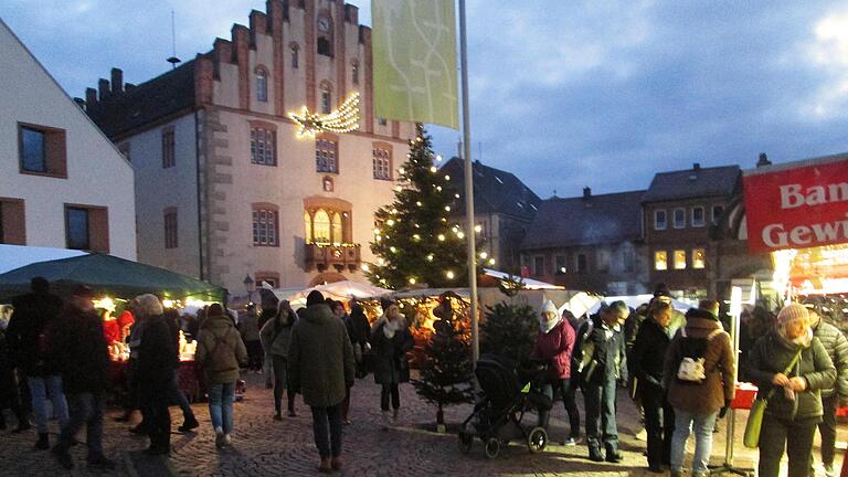 Der Marktplatz wurde zur vielbesuchten „guten Adventsstube“ und zum Verteilerzentrum in die Altstadthöfe. - Der Marktplatz wurde zur vielbesuchten „guten Adventsstube“ und zum Verteilerzentrum in die Altstadthöfe. Der Marktplatz wurde zur vielbesuchten „guten Adventsstube“ und zum Verteilerzentrum in die Altstadthöfe. - Der Marktplatz wurde zur vielbesuchten „guten Adventsstube“ und zum Verteilerzentrum in die Altstadthöfe.