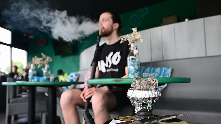 Shisha-Bars in Baden-Württemberg.jpeg - Shisha-Bars prägen in vielen Städten immer stärker das Stadtbild. Doch der Wasserpfeifenmarkt leidet unter neuen Regelungen. Shisha-Bars in Baden-Württemberg.jpeg - Shisha-Bars prägen in vielen Städten immer stärker das Stadtbild. Doch der Wasserpfeifenmarkt leidet unter neuen Regelungen.