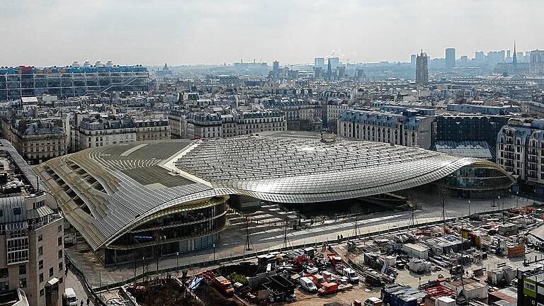 Das frühere Pariser Marktviertel &bdquo;Les Halles&ldquo; hat einen zweifelhaften Ruf. Ein spektakulärer Neubau soll die Gegend wiederbeleben &ndash; mit Luft, Licht und Baumwipfel-Atmosphäre.
