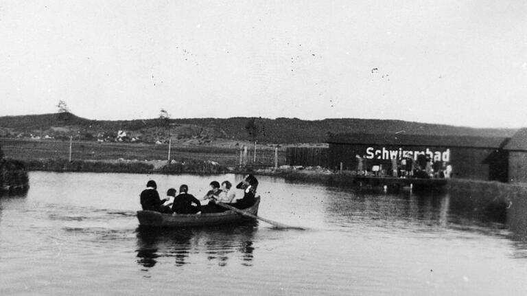 Idyllische Kahnfahrt auf dem Hofheimer Eisweiher, der als Vorwärmebecken genutzt wurde. Idyllische Kahnfahrt auf dem Hofheimer Eisweiher, der als Vorwärmebecken genutzt wurde.