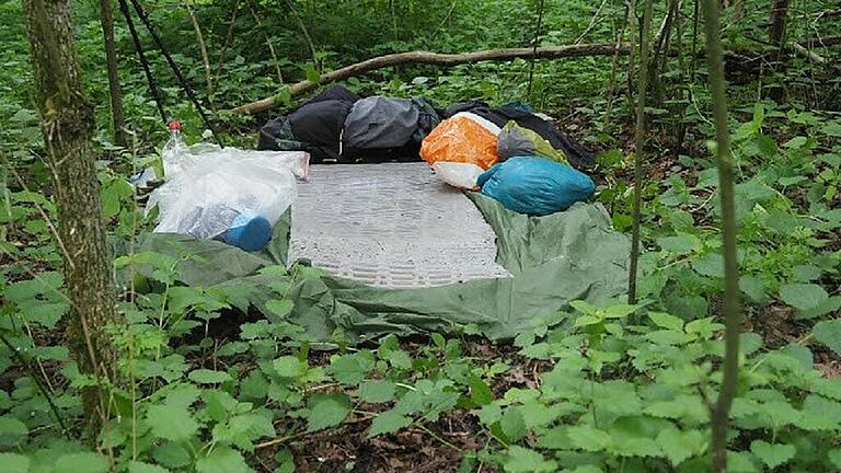 klamer camp im wald       -  Mitten im Wald schlägt Gerald Klamer sein Nachtlager auf. Ein Zelt hat er nicht dabei, nur eine Wetterschutzplane.