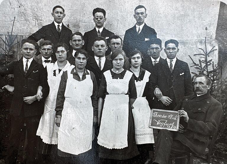 Ein Bild aus vergangenen Tagen. Im Jahr 1927 entstand diese Aufnahme. Mit auf dem Foto der Initiator der Wegfurter Theaterabende Otto Ewald (oben Mitte). Ein Bild aus vergangenen Tagen. Im Jahr 1927 entstand diese Aufnahme. Mit auf dem Foto der Initiator der Wegfurter Theaterabende Otto Ewald (oben Mitte).
