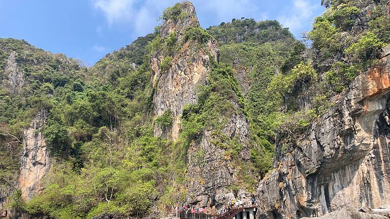 Maya Bay auf Ko Phi Phi Leh       -  In der Monsunzeit herrscht an der Anlegestelle hoher Wellengang. (Archivbild)