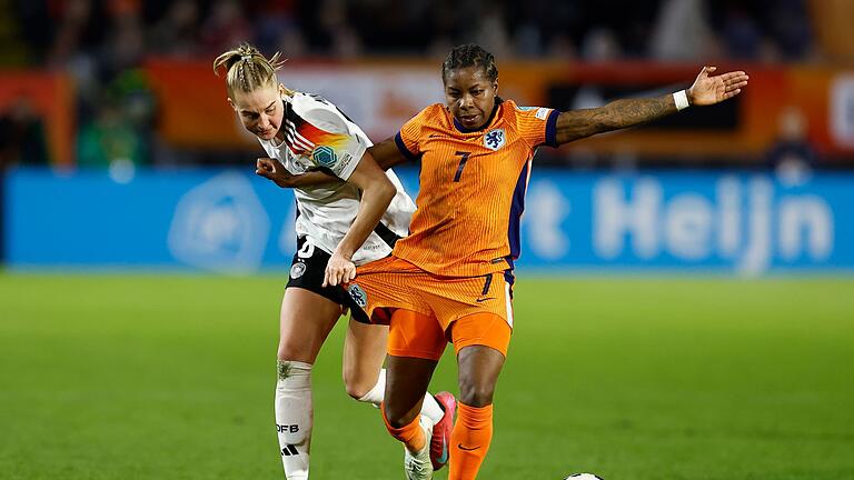 Niederlande - Deutschland - Lineth Beerensteyn (r), hier gegen DFB-Vizekapitänin Janina Minge, stellte ihre Treffsicherheit unter Beweis. Niederlande - Deutschland - Lineth Beerensteyn (r), hier gegen DFB-Vizekapitänin Janina Minge, stellte ihre Treffsicherheit unter Beweis.
