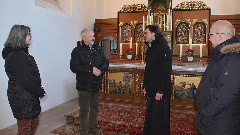 Alice Düchs, Bernhard Weigand und Pfarrer Stephan Frank dankten dem Gastprediger, Bruder Konrad Schlattmann für seine Bereitschaft, die Stundengebete in der Klosterkirche mitzugestalten. Alice Düchs, Bernhard Weigand und Pfarrer Stephan Frank dankten dem Gastprediger, Bruder Konrad Schlattmann für seine Bereitschaft, die Stundengebete in der Klosterkirche mitzugestalten.