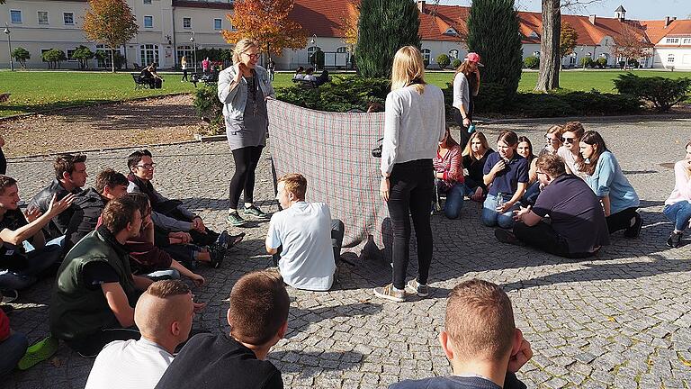 Die Schüler besuchten den ehemaligen Gutshof der Familie von Moltke und erfuhr viel über die Zeit des Nationalsozialismus.