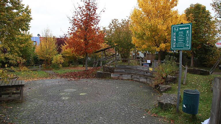 Der Spielplatz 'Hoffeld/Kalter Rain' soll laut Beschluss des Gemeinderats in ein Baugebiet umgewandelt werden. Dabei haben Anwohner und Eltern ihre Unterstützung bei der Pflege des Spielplatzes angeboten.