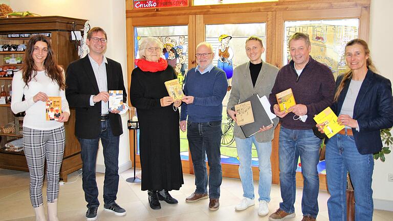 Übergabe der Kästner-Sammlung von Peter Weiler mit (von links) Eva-Maria Hoffart (Geschäftsführerin Kinderdorf), Gerald Möhrlein (Vorsitzender Kinderdorf-Verein), Gunda Fleischhauer (Kinderdorf-Gründerin), Bürgermeister Manfred Schötz, Josef Rößner (AKJL), Zweiter Bürgermeister Manfred Baumann und Quartiersmanagerin Anneke Schilling.