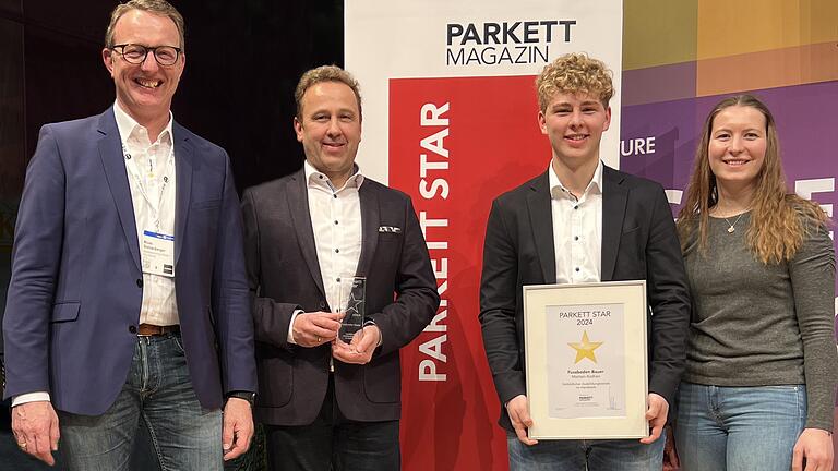 Die Verleihungsurkunde für den Parkett Star 2024 „Vorbildliche Ausbildung im Handwerk“ präsentiert Felix Bauer von der Firma Fußboden Bauer.       -  Die Verleihungsurkunde für den Parkett Star 2024 „Vorbildliche Ausbildung im Handwerk“ präsentiert Felix Bauer von der Firma Fußboden Bauer.