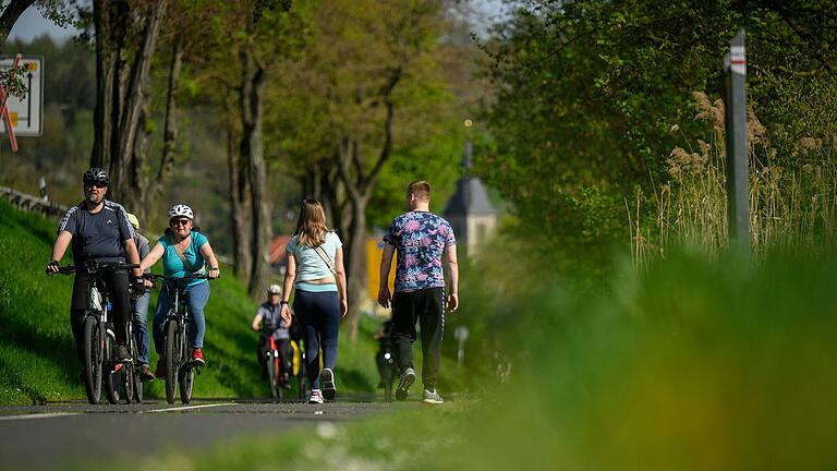 Bewegung an der frischen Luft ist wichtig für das Immunsystem. Das Bild zeigt Spaziergänger und Radfahrer am Mainufer in Randersacker. Bewegung an der frischen Luft ist wichtig für das Immunsystem. Das Bild zeigt Spaziergänger und Radfahrer am Mainufer in Randersacker.