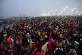 Hinduistisches Maha Kumbh Fest in Indien       -  Pilger versammeln sich am Zusammenfluss von Ganges und Jamuna, um ein Bad zu nehmen.