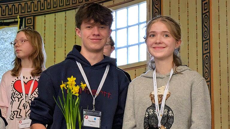Jugend forscht in Bad Kissingen 2025 - Timo Spatz und Sophie Slowik, Gymnasiasten aus Hösbach (Aschaffenburg), gewannen einen der zwei ersten Plätze für ihre Entwicklung von Ökostrom aus Pflanzen. Jugend forscht in Bad Kissingen 2025 - Timo Spatz und Sophie Slowik, Gymnasiasten aus Hösbach (Aschaffenburg), gewannen einen der zwei ersten Plätze für ihre Entwicklung von Ökostrom aus Pflanzen.
