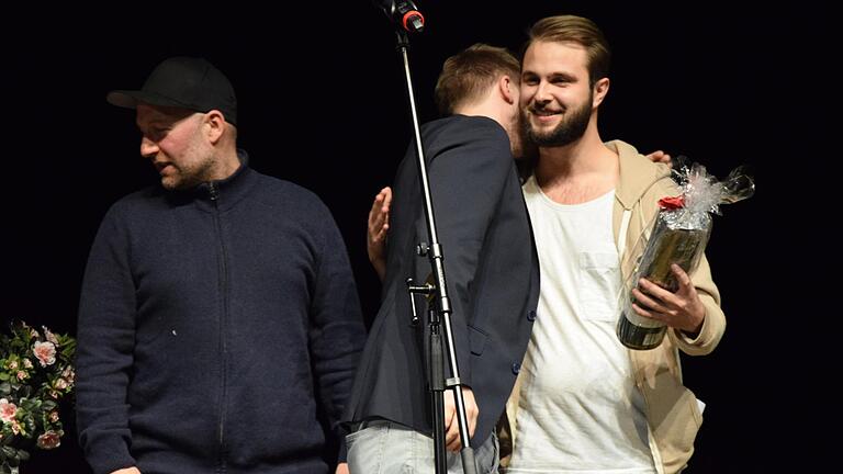 Lohr: Der Lohrer Jan Weismantel gewann den 1. Lohrer Poetry Slam am Samstagabend in der Lohrer Stadthalle. Neben ihm gab es vier weitere Bewerber. - Christian Ritter (Mitte) und Florian Cieslik (links) gratulieren Gewinner Jan Weismantel (rechts).