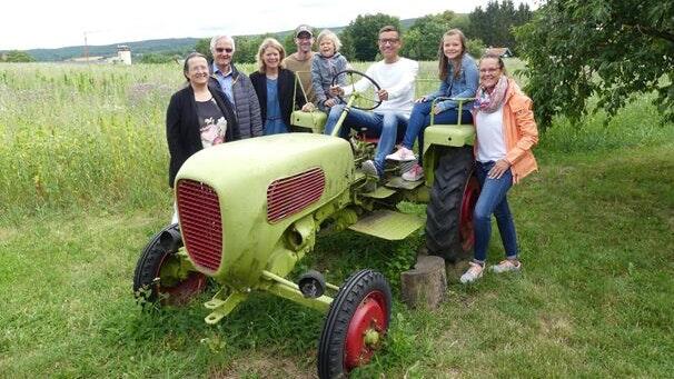 Gästeehrung auf dem Bio-Bauernhof Mültner (von links) Vorstand „Tourismus und Marketing“ Susanne Orf; Joachim Leyh, Vorsitzender VSO; Gastgeber Daniela und Matthias Mültner; Hedi, Torsten, Janne und Kerstin Leukert aus Kassel