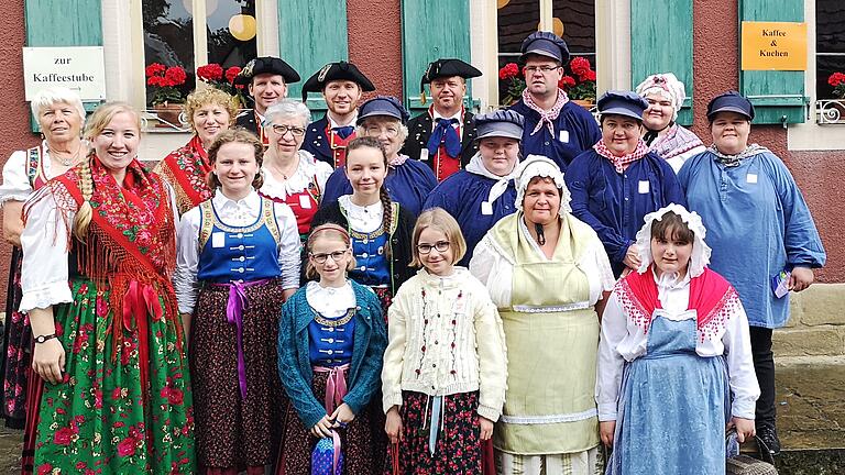 „Groupe folklorique de la Vallée du pays d’Auge“ aus dem Städtchen Pont-L’Evêque mit dem Heimat- und Volkstrachtenverein Karlstadt Kirchenburg Mönchsondheim „Groupe folklorique de la Vallée du pays d’Auge“ aus dem Städtchen Pont-L’Evêque mit dem Heimat- und Volkstrachtenverein Karlstadt Kirchenburg Mönchsondheim