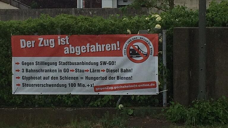 Mit solchen Plakat spricht sich die Bürgerinitiative in Gochsheim gegen die Wiederbelebung der Bahnlinie aus.