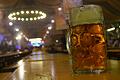 Ein Bierkrug steht allein auf weiter Flur.