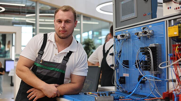 Julian Ballmann kommt jetzt in sein drittes Ausbildungsjahr bei Schaeffler. Julian Ballmann kommt jetzt in sein drittes Ausbildungsjahr bei Schaeffler.