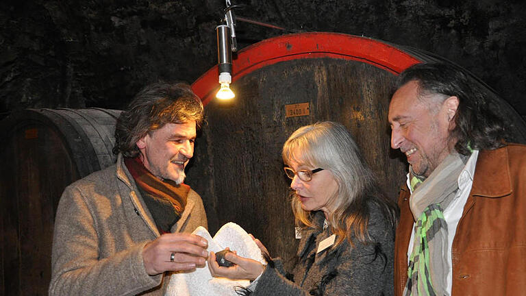 Martin Auer, Maria Heckmann und Künstlerfreund Norbert Schmelz aus Würzburg betrachten ' Die Knospe'.  Foto: Jacqueline Vera Mihm       -  Martin Auer, Maria Heckmann und Künstlerfreund Norbert Schmelz aus Würzburg betrachten ' Die Knospe'.  Foto: Jacqueline Vera Mihm