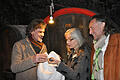 Martin Auer, Maria Heckmann und Künstlerfreund Norbert Schmelz aus Würzburg betrachten ' Die Knospe'.  Foto: Jacqueline Vera Mihm       -  Martin Auer, Maria Heckmann und Künstlerfreund Norbert Schmelz aus Würzburg betrachten ' Die Knospe'.  Foto: Jacqueline Vera Mihm