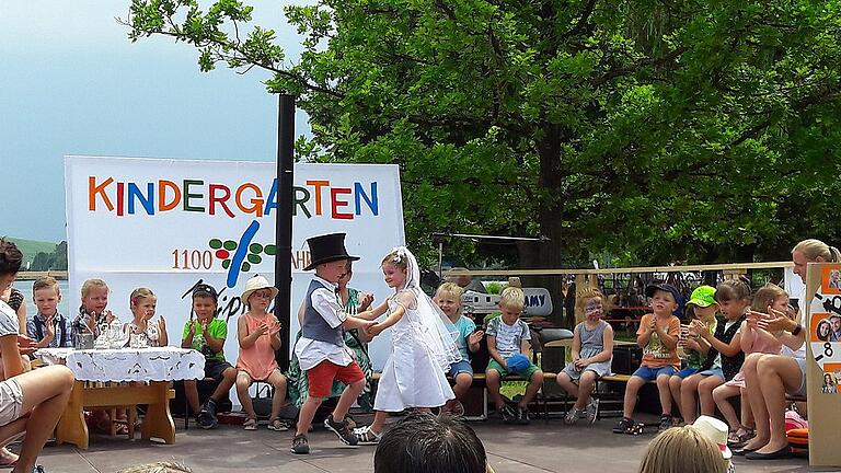 Herzallerliebst: Die Kindergartenkinder steuerten auch ein Tänzchen zum Dorfjubiläum bei.