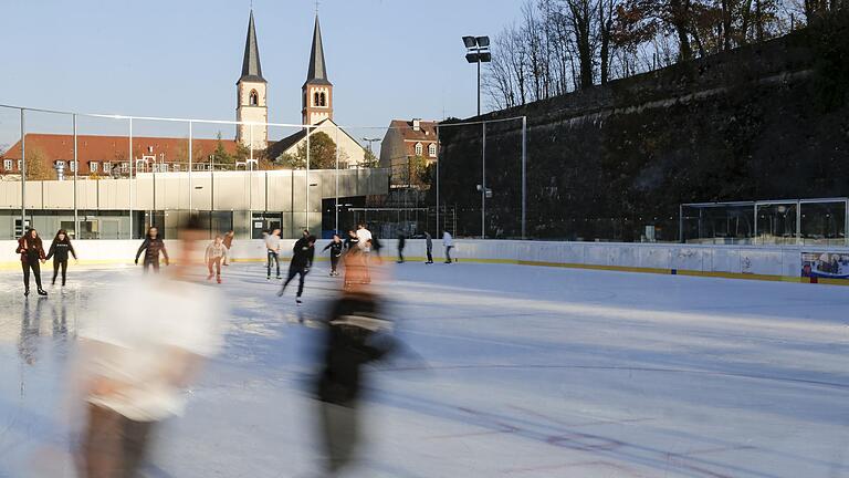 Eine bewegende Angelegenheit: Erste Eisläufer testeten zum Auftakt des Probebetriebes am Montag die runderneuerte Eisbahn am Nigglweg.&nbsp;