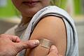 HPV-Impfung in einer Frauenarztpraxis       -  Frühzeitige Vorsorge: Mädchen wie Jungen sollten bereits in jungen Jahren gegen HPV geimpft werden.
