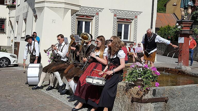 Die Musikkapelle Ruppertshütten spielte am am Brunnen am Dorfplatz von Burgeis. Anlass war das Jubiläumsfest der Musikkapelle Burgeis im Pinzgau. Die Musikkapelle Ruppertshütten spielte am am Brunnen am Dorfplatz von Burgeis. Anlass war das Jubiläumsfest der Musikkapelle Burgeis im Pinzgau.