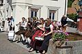 Die Musikkapelle Ruppertshütten spielte am am Brunnen am Dorfplatz von Burgeis. Anlass war das Jubiläumsfest der Musikkapelle Burgeis im Pinzgau.