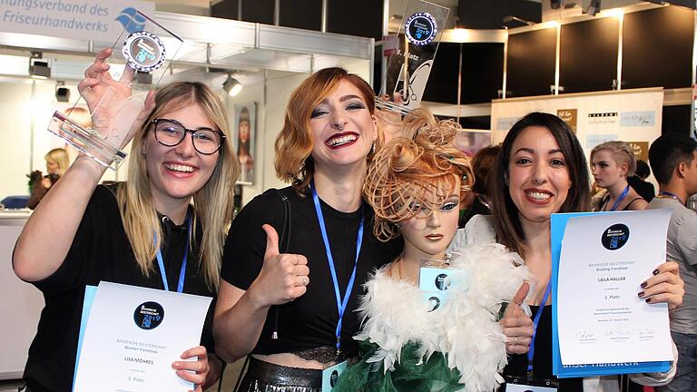 Erfolgreich in München: Lisa Möhres (von links), Modell Leona und Laila Hallab. Foto: Hans-Knut Thoma - Erfolgreich in München: Lisa Möhres (von links), Modell Leona und Laila Hallab. Foto: Hans-Knut Thoma Erfolgreich in München: Lisa Möhres (von links), Modell Leona und Laila Hallab. Foto: Hans-Knut Thoma - Erfolgreich in München: Lisa Möhres (von links), Modell Leona und Laila Hallab. Foto: Hans-Knut Thoma