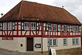 Die Außenfassade des evangelischen Pfarrhauses am Ostheimer Kirchberg wurde 2011 saniert (im Bild). Die Pfarrerwohnung wird in den kommenden Wochen renoviert, um gerüstet zu sein, wenn möglicherweise im Herbst ein neuer Pfarrer nach Ostheim kommt.