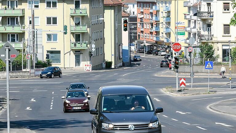 Nach der Eröffnung der Siligmüllerbrücke wird jetzt die Eisenbahnüberführung im Zuge der Rottendorfer Straße erneuert. Die Straßenverbindung ins obere Frauenland und Hubland wird damit von etwa Mitte Januar 2024 bis Ende 2026 unterbrochen sein.