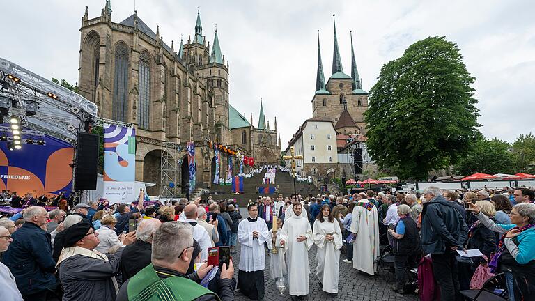 Werden es in Würzburg 2026 aus so viele? Insgesamt 40.000 Besucherinnen und Besucher zählten die Veranstalter beim Katholikentag in Erfurt. Werden es in Würzburg 2026 aus so viele? Insgesamt 40.000 Besucherinnen und Besucher zählten die Veranstalter beim Katholikentag in Erfurt.