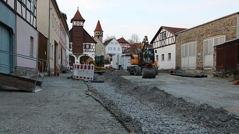 Gänzlich auf links gedreht wird der Bereich um das 'Schlößchen' in Ostheim. Im Zuge der Sanierungsmaßnahmen rund um die Markthalle wird auch das Kanalnetz erneuert.