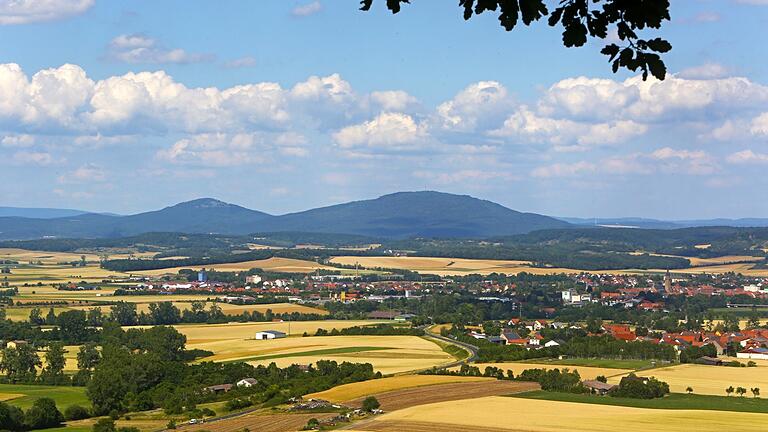 Blick von der Sambachsteige hinein ins Grabfeld: Um dem Bevölkerungsrückgang entgegenzutreten und das Leben auf dem Land attraktiver zu gestalten, will die Kommunale Allianz Fränkischer Grabfeldgau zusammen mit den Bürgern neue Ideen entwickeln. Die sollen am 8. September im Rahmen des Kunsthandwerkermarktes von 13 bis 16 Uhr an einem „Zukunfts-Stand“ der Allianz gesammelt werden sollen. Blick von der Sambachsteige hinein ins Grabfeld: Um dem Bevölkerungsrückgang entgegenzutreten und das Leben auf dem Land attraktiver zu gestalten, will die Kommunale Allianz Fränkischer Grabfeldgau zusammen mit den Bürgern neue Ideen entwickeln. Die sollen am 8. September im Rahmen des Kunsthandwerkermarktes von 13 bis 16 Uhr an einem „Zukunfts-Stand“ der Allianz gesammelt werden sollen.
