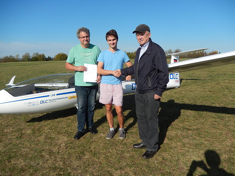 Rudi Baucke (Bad Kissingen), Vorsitzender der Bundeskommission Segelflug des Deutschen Aeroclubs, gratuliert Eric Schneider und wünscht ihm viel Erfolg als Sport-Soldat für die kommende Saison 2020. Von links nach rechts: Rolf Schneider, Vorsitzender der FSG Hammelburg, Eric Schneider und Rudi Baucke. Rudi Baucke (Bad Kissingen), Vorsitzender der Bundeskommission Segelflug des Deutschen Aeroclubs, gratuliert Eric Schneider und wünscht ihm viel Erfolg als Sport-Soldat für die kommende Saison 2020. Von links nach rechts: Rolf Schneider, Vorsitzender der FSG Hammelburg, Eric Schneider und Rudi Baucke.