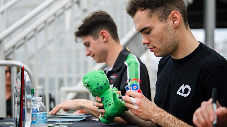 Laurin Heinrich (vorne) bei der Autogrammstunde mit einem Plüsch-Rexy.