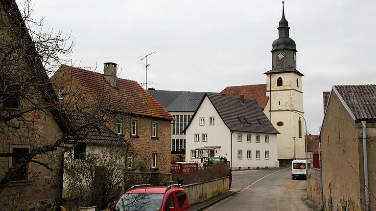 Bei der gesplitteten Abwassergebühr werden künftig auch Grundstücks- und Dachflächen, wie hier in Alitzheim, zur Berechnung mit herangezogen, – vorausgesetzt, das Regenwasser wird in die Kanalrohre abgeleitet. Ziel ist die Nutzung oder Versickerung des Regenwassers auf dem Grundstück.