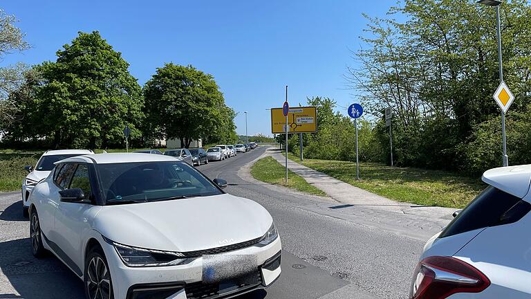 Nicht offiziell als Umleitung ausgewiesen, aber von vielen genutzt wird die Route über den Bahnhof. Die Autos stauen sich bis zurück zum Herschfelder Kreisel.