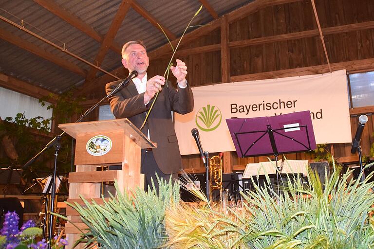 BBV-Präsident Günther Felßner führte am Beispiel von Weizen eine effektive Nutzung vor.